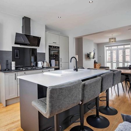 Stylish & Spacious 3 Bed Apartment With Parking Sheffield Bagian luar foto