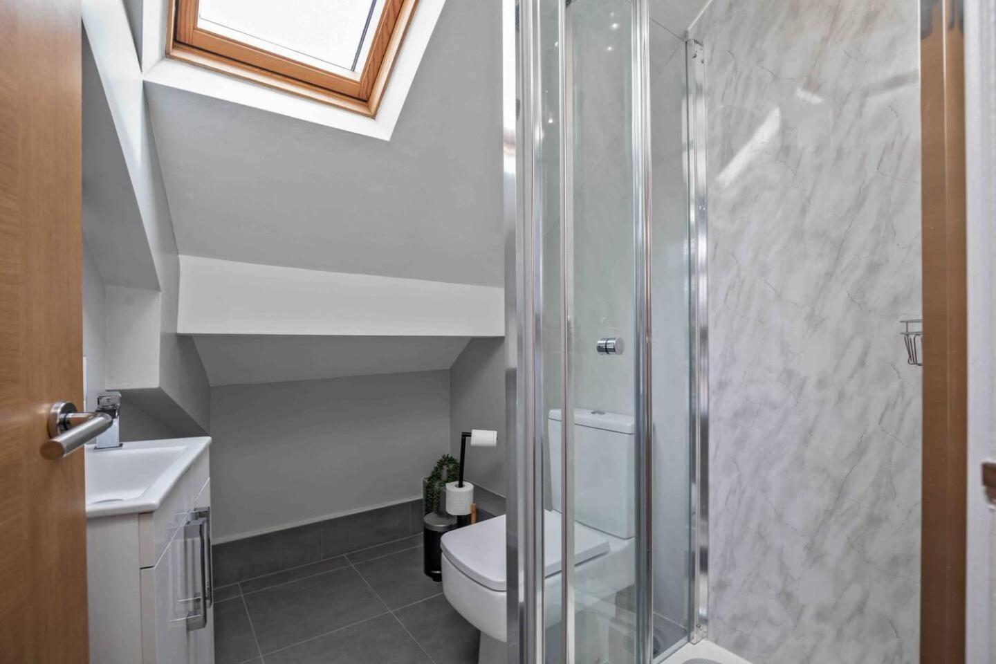 Stylish & Spacious 3 Bed Apartment With Parking Sheffield Bagian luar foto