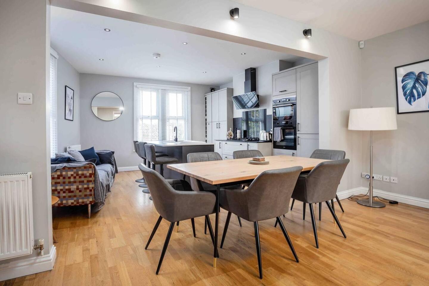 Stylish & Spacious 3 Bed Apartment With Parking Sheffield Bagian luar foto