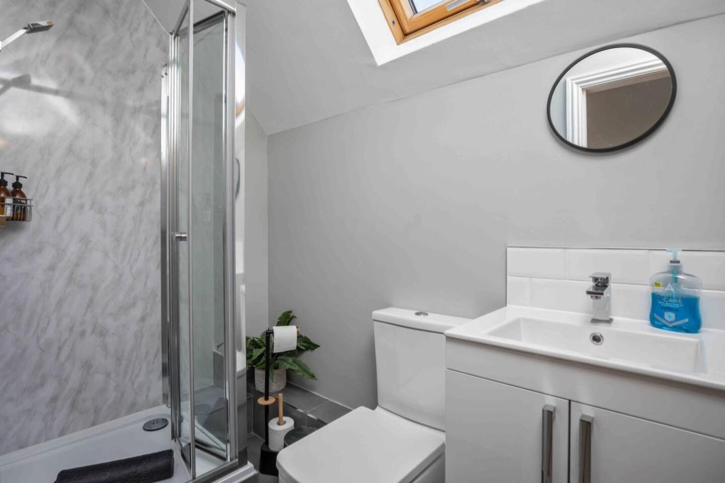 Stylish & Spacious 3 Bed Apartment With Parking Sheffield Bagian luar foto