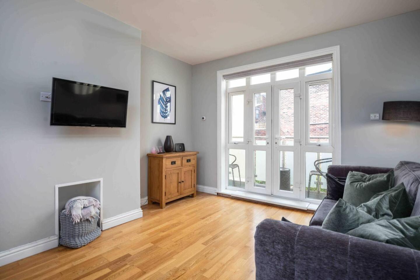 Stylish & Spacious 3 Bed Apartment With Parking Sheffield Bagian luar foto