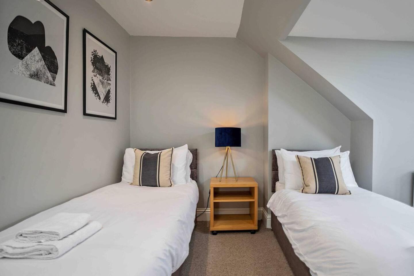Stylish & Spacious 3 Bed Apartment With Parking Sheffield Bagian luar foto