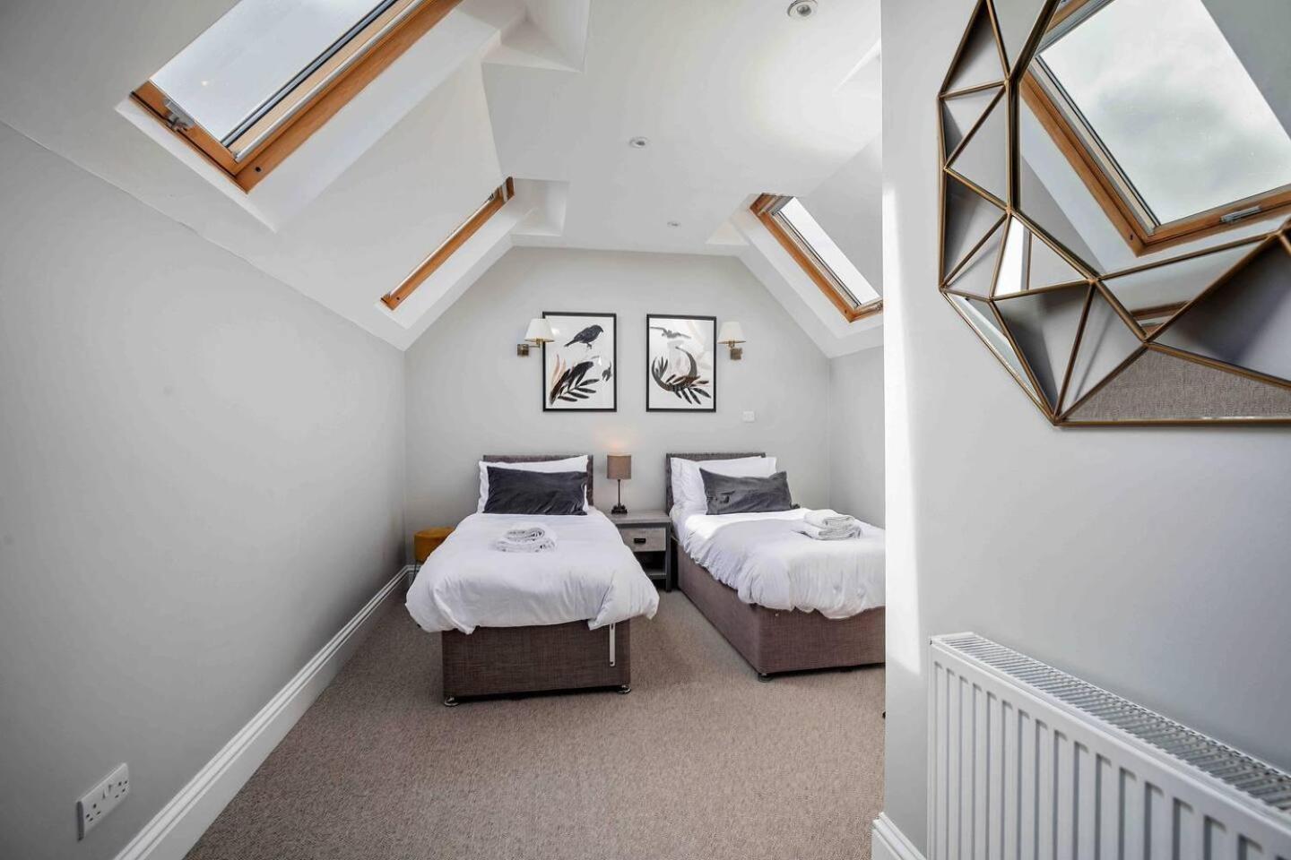 Stylish & Spacious 3 Bed Apartment With Parking Sheffield Bagian luar foto