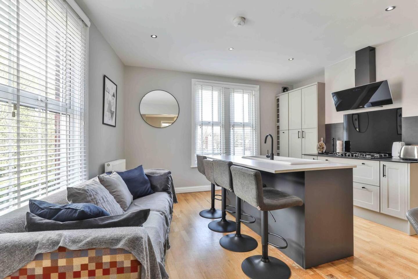 Stylish & Spacious 3 Bed Apartment With Parking Sheffield Bagian luar foto