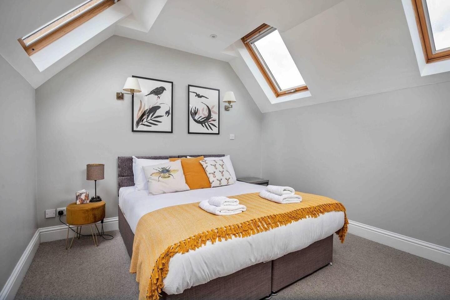 Stylish & Spacious 3 Bed Apartment With Parking Sheffield Bagian luar foto
