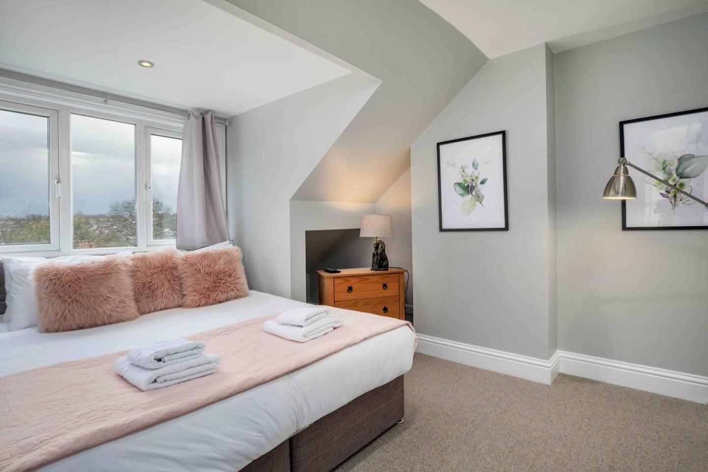 Stylish & Spacious 3 Bed Apartment With Parking Sheffield Bagian luar foto
