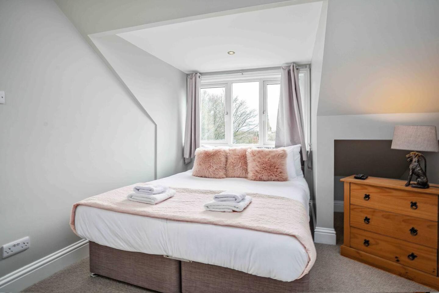 Stylish & Spacious 3 Bed Apartment With Parking Sheffield Bagian luar foto