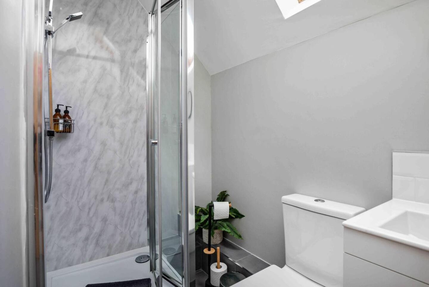Stylish & Spacious 3 Bed Apartment With Parking Sheffield Bagian luar foto
