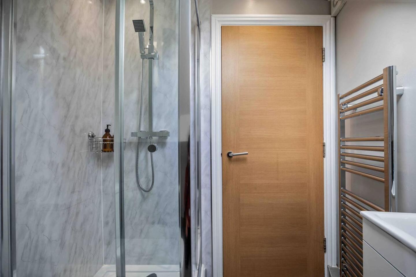 Stylish & Spacious 3 Bed Apartment With Parking Sheffield Bagian luar foto