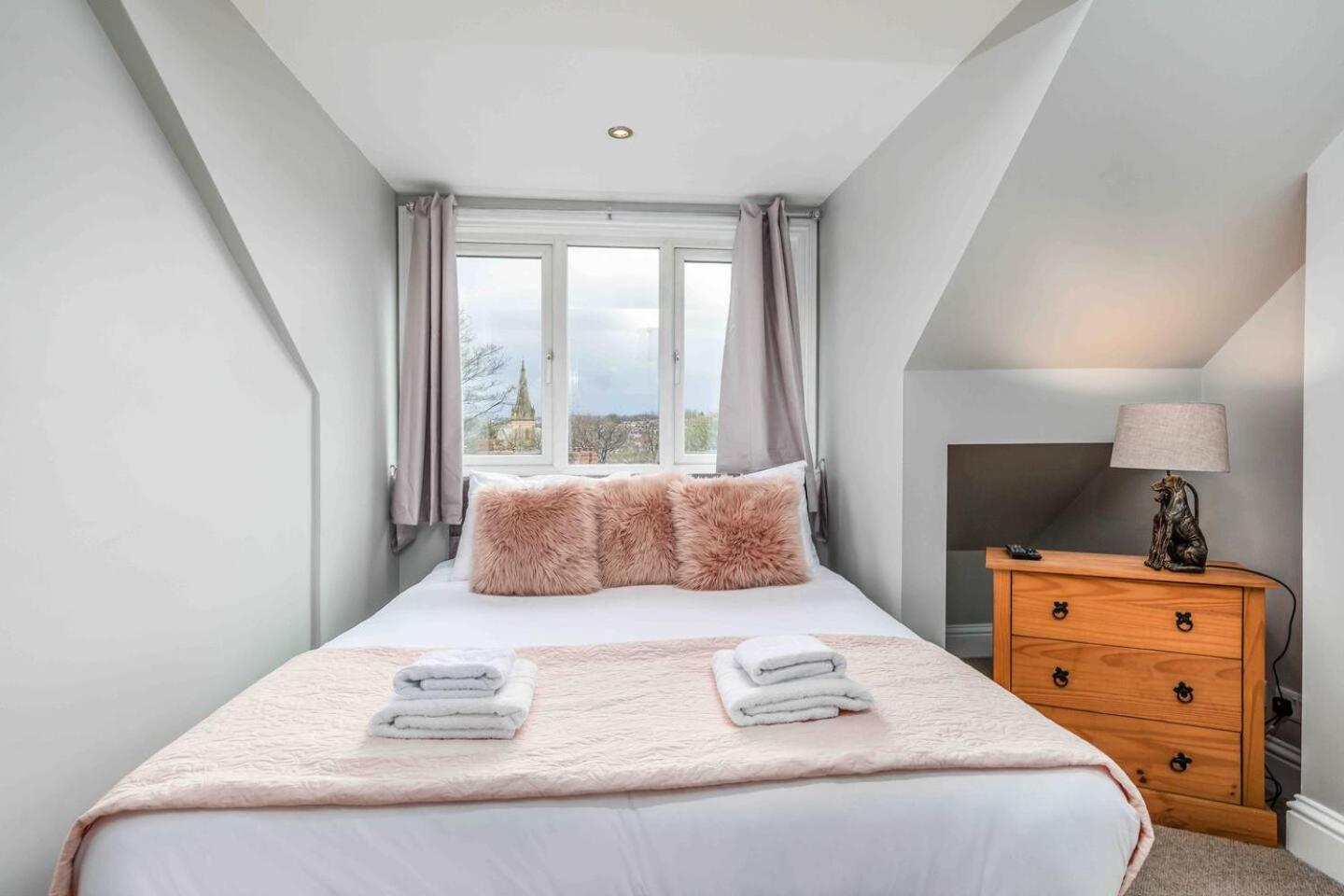 Stylish & Spacious 3 Bed Apartment With Parking Sheffield Bagian luar foto