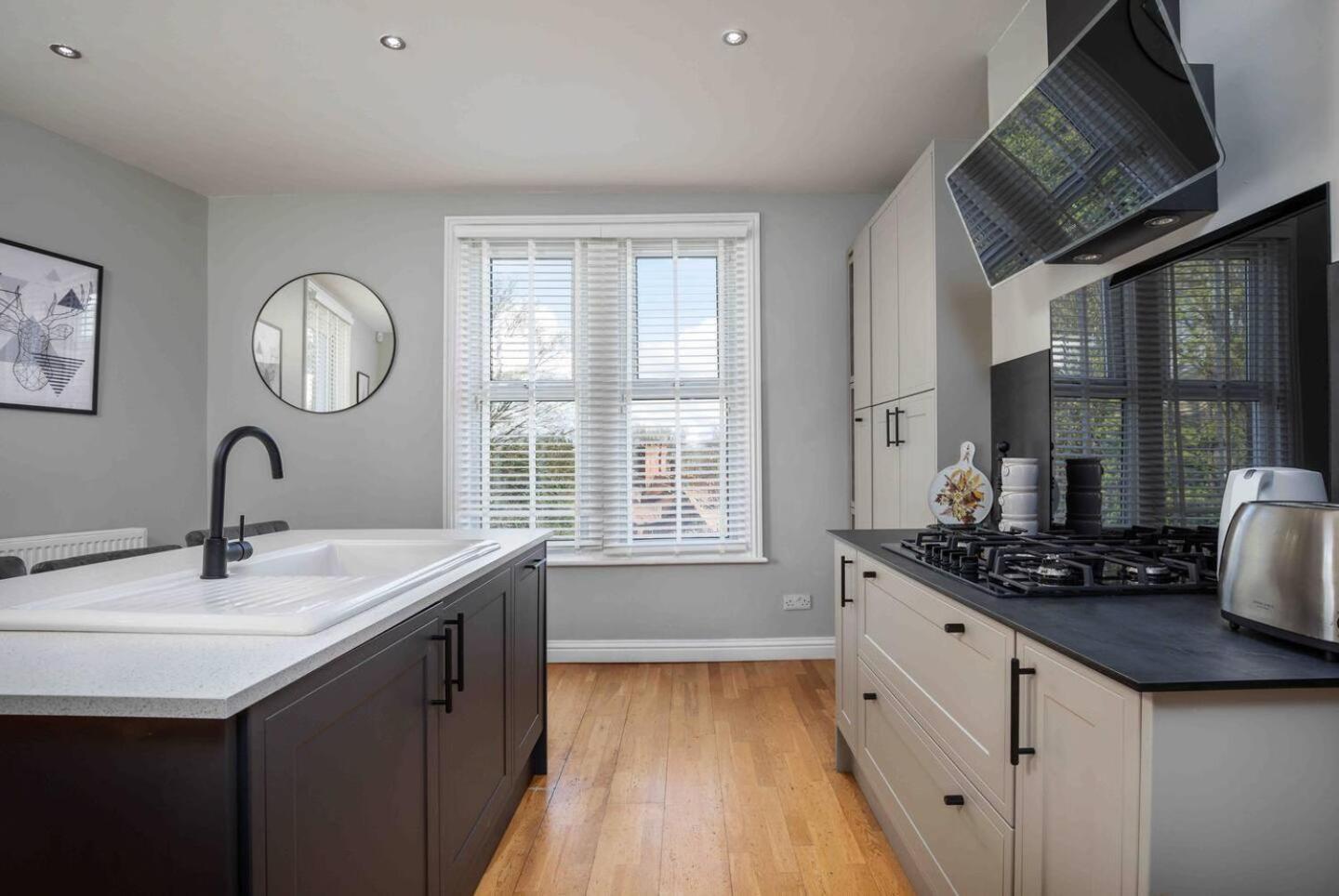 Stylish & Spacious 3 Bed Apartment With Parking Sheffield Bagian luar foto