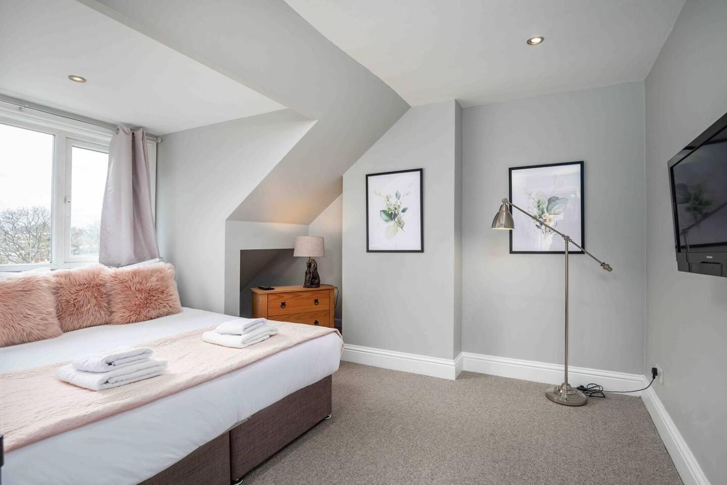 Stylish & Spacious 3 Bed Apartment With Parking Sheffield Bagian luar foto