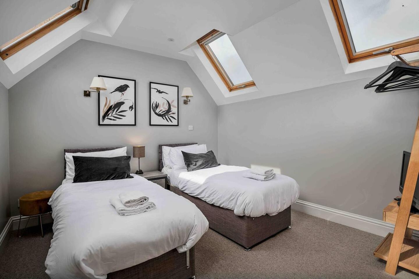 Stylish & Spacious 3 Bed Apartment With Parking Sheffield Bagian luar foto