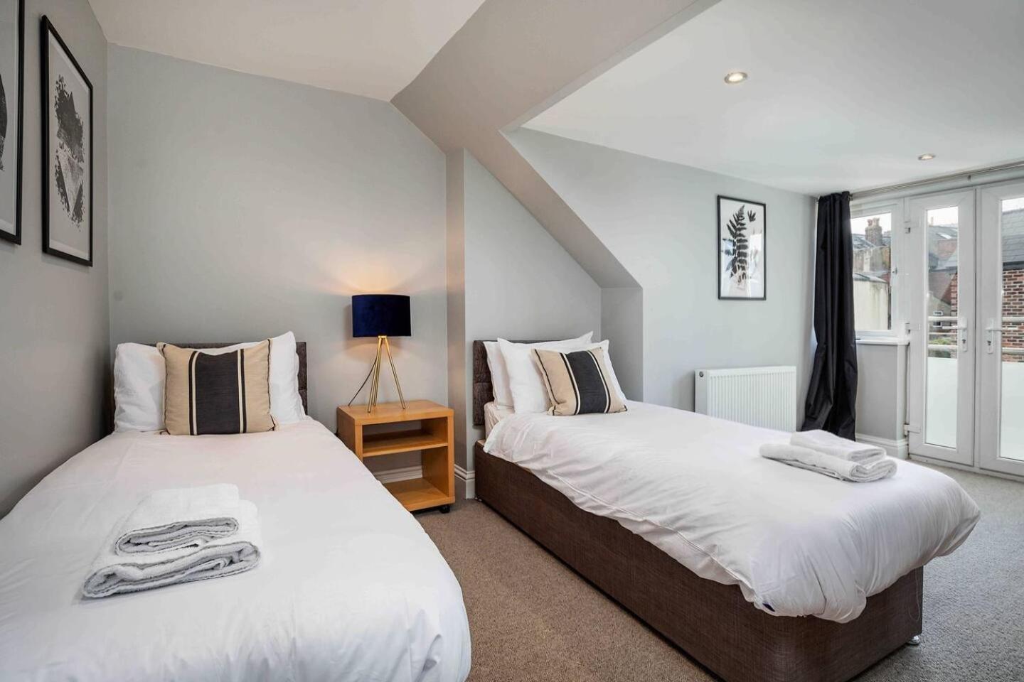 Stylish & Spacious 3 Bed Apartment With Parking Sheffield Bagian luar foto